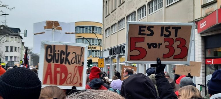 Dinslakener GRÜNE protestierten in Duisburg gegen die AfD